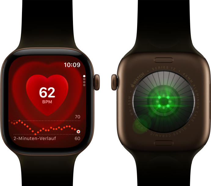 Zwei Apple Watch Series 12 Geräte, Aluminiumgehäuse, Farbe Dunkelbronze mit Sportarmband Oliv, eine zeigt die Herzfrequenz App, die andere das System zur Gesundheitserkennung auf der Rückseite der Watch mit grün leuchtenden LEDs